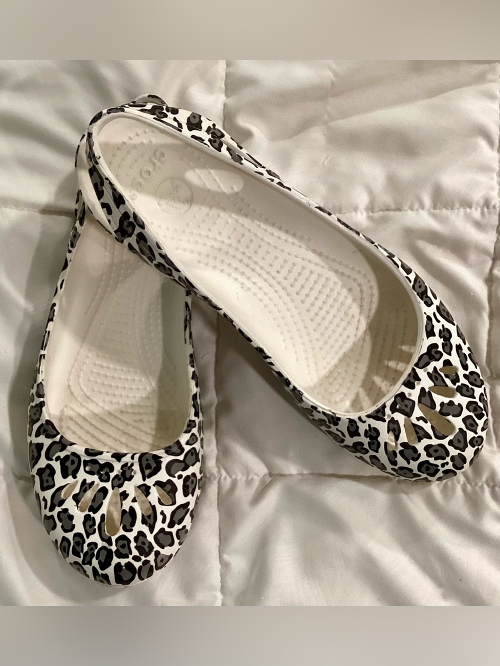 CROCS Women’s Size 8 Kadee Leopard-Print Ballet Flats in White and Black-EUC